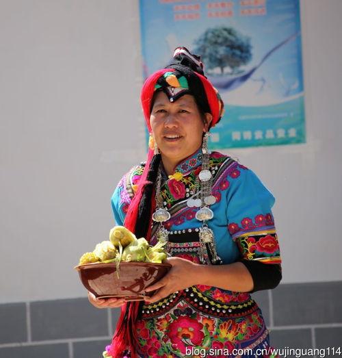 彝族笑容纯真网红,传递民族魅力，绽放青春风采