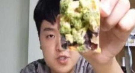 诡异网红吃泡面视频